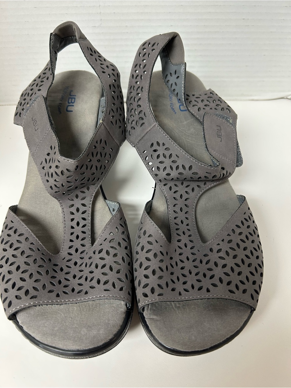 JBU by Jambu Chloe Gray Laser Cut Wedge Sandals Size 9.5 Lagenlook Grandma